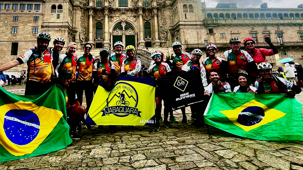 Happy cyclists smiling on a Somewherein.pt tour